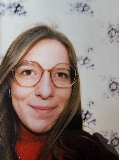 photo femmes à lunettes et taches de rousseur, qui sourit, sur fond blanc à fleurs violettes